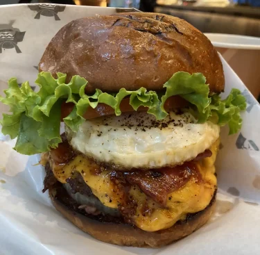 【バーガー】西武新宿　SHOGUN BURGER（東急歌舞伎町タワー店） – ベーコンチーズエッグオニオンバーガー　⇒　めっちゃ旨い