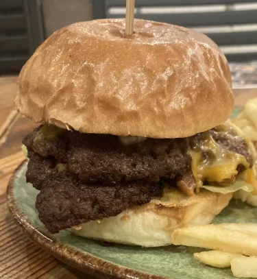 【バーガー】新宿：J.S. BURGERS CAFE – “奥深い”チーズバーガー　⇒　うまい